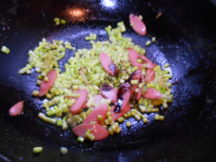 蒜苔香肠炝锅面步骤9