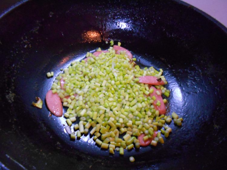 蒜苔香肠炝锅面步骤8