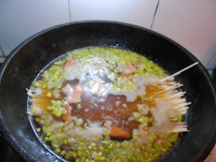 蒜苔香肠炝锅面步骤12
