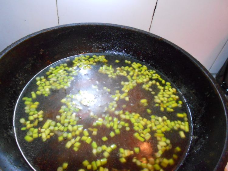 蒜苔香肠炝锅面步骤11
