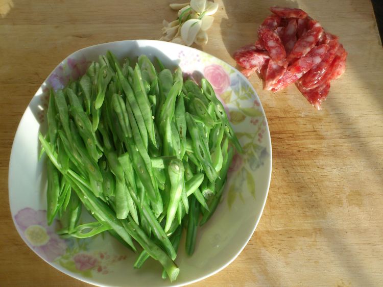 豆角炒香肠步骤1
