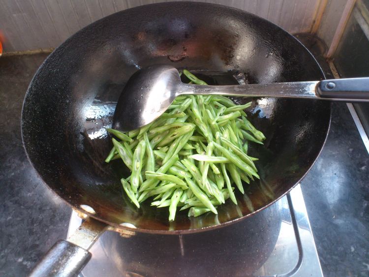 豆角炒香肠步骤4