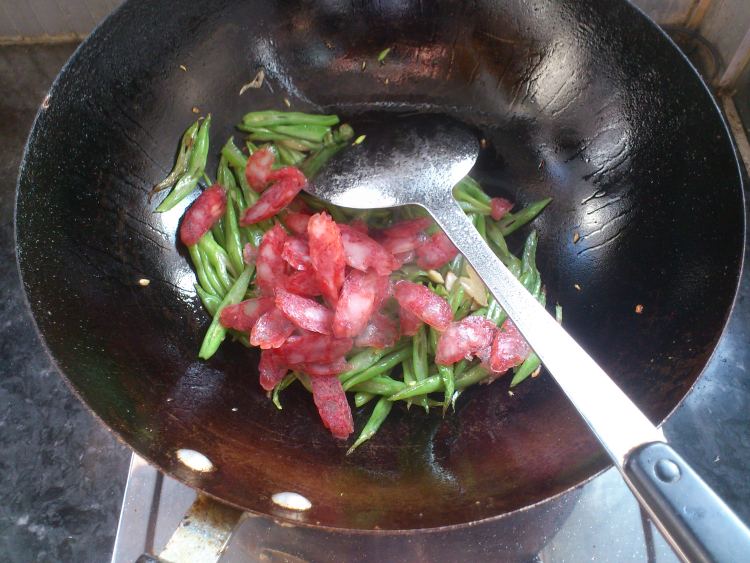 豆角炒香肠步骤7