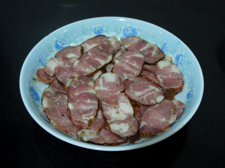 青菜头炒香肠步骤2