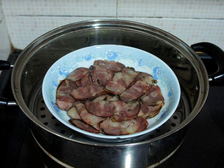 青菜头炒香肠步骤5