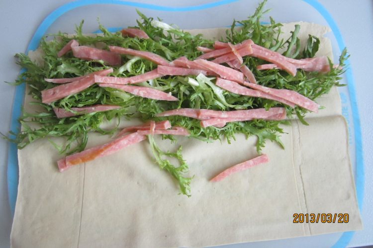 豆皮苦菊香肠卷步骤5