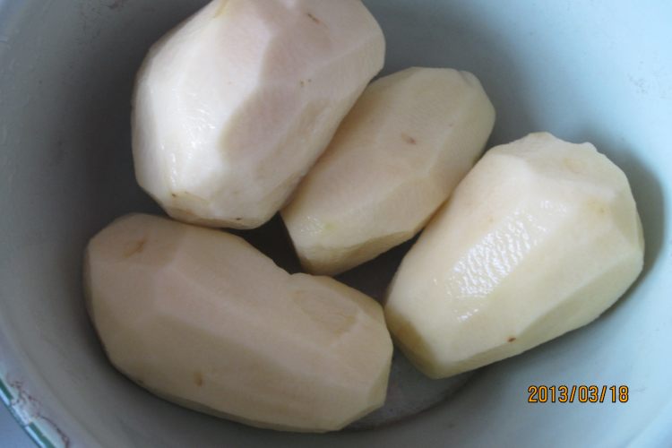 芹菜香肠土豆泥步骤1