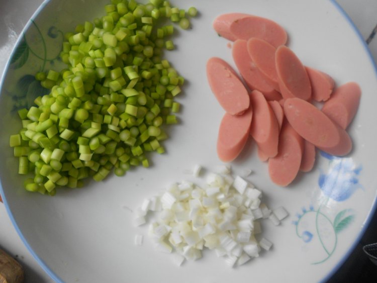 西红柿蒜苔炸酱面步骤2