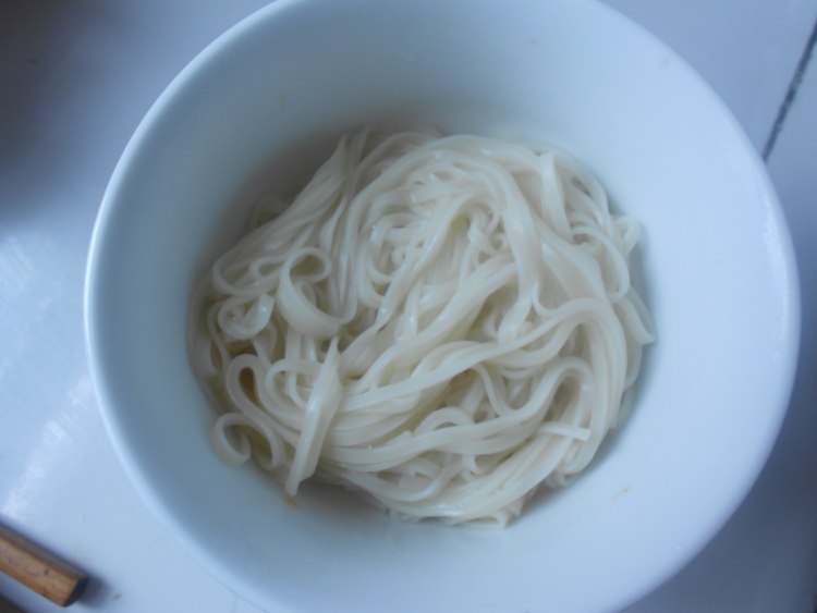 西红柿蒜苔炸酱面步骤10