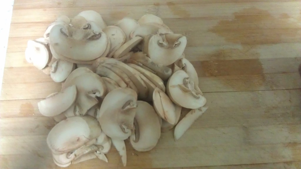 香肠蘑菇炒糯米饭步骤3