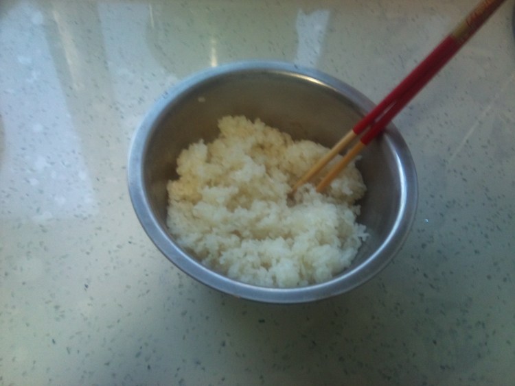 香肠蘑菇炒糯米饭步骤1