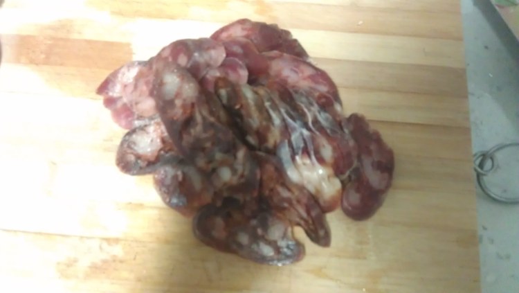 香肠蘑菇炒糯米饭步骤2