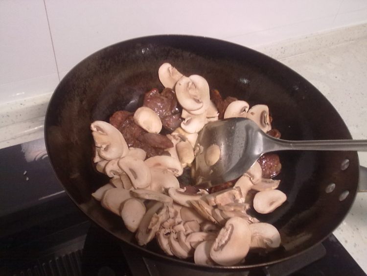 香肠蘑菇炒糯米饭步骤9