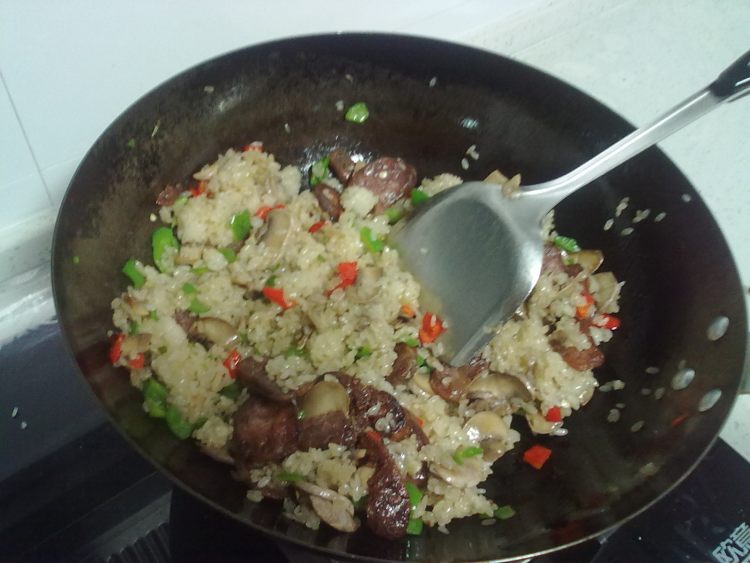 香肠蘑菇炒糯米饭步骤13