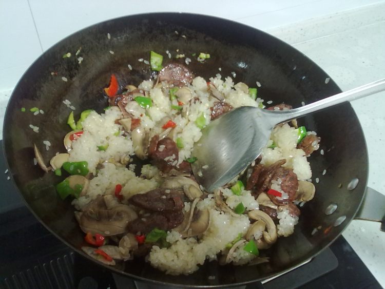 香肠蘑菇炒糯米饭步骤12