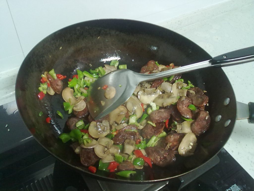 香肠蘑菇炒糯米饭步骤11
