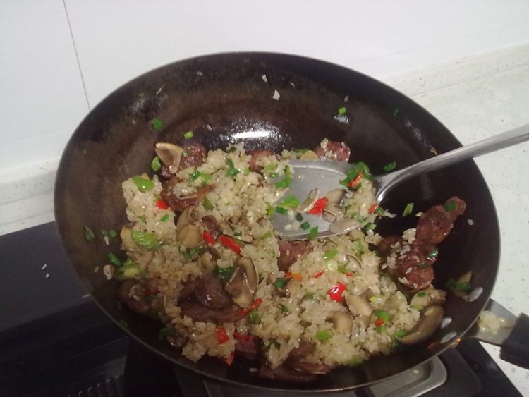 香肠蘑菇炒糯米饭步骤14