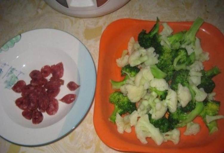 双色花炒香肠步骤3