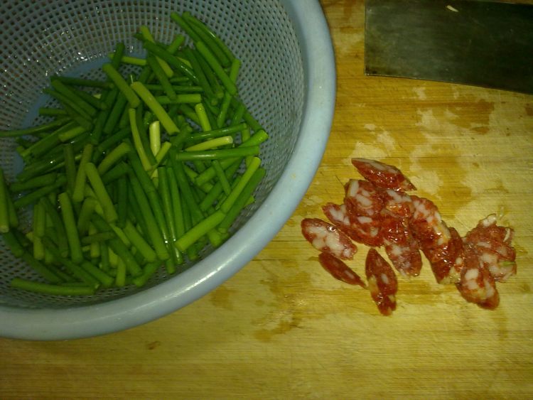 豆干香肠炒蒜苔步骤1