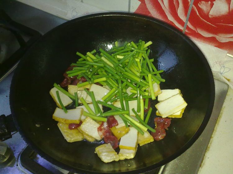豆干香肠炒蒜苔步骤4