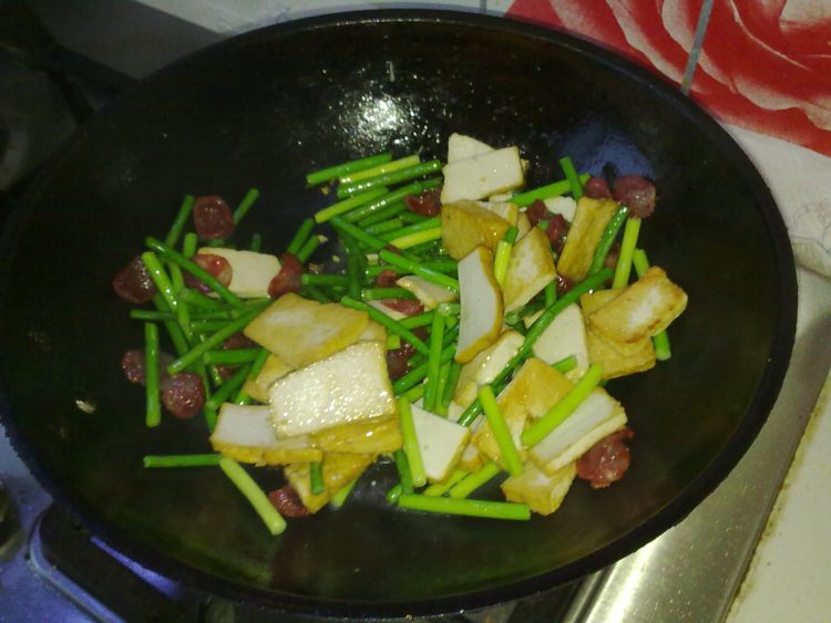 豆干香肠炒蒜苔步骤5