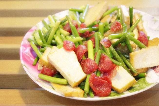 豆干香肠炒蒜苔步骤6