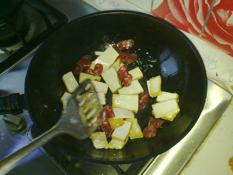 豆干香肠炒蒜苔步骤3