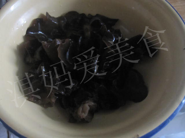 西芹木耳炒香肠步骤2