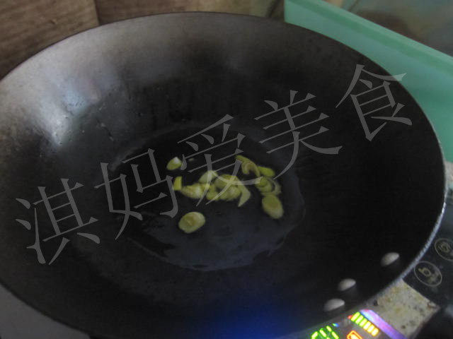 西芹木耳炒香肠步骤4