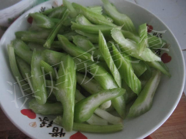 西芹木耳炒香肠步骤1