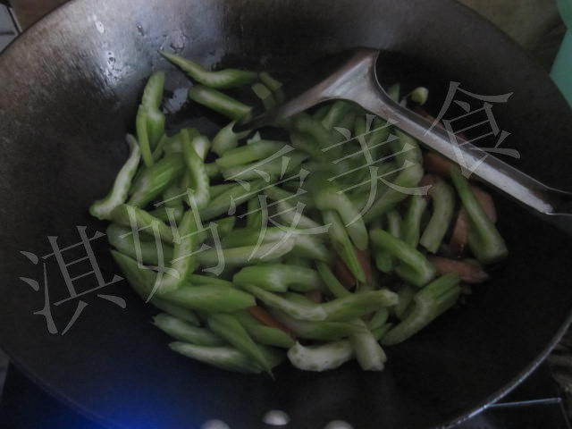 西芹木耳炒香肠步骤6