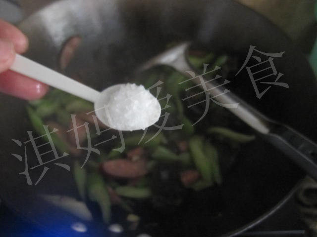 西芹木耳炒香肠步骤12