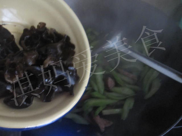 西芹木耳炒香肠步骤11