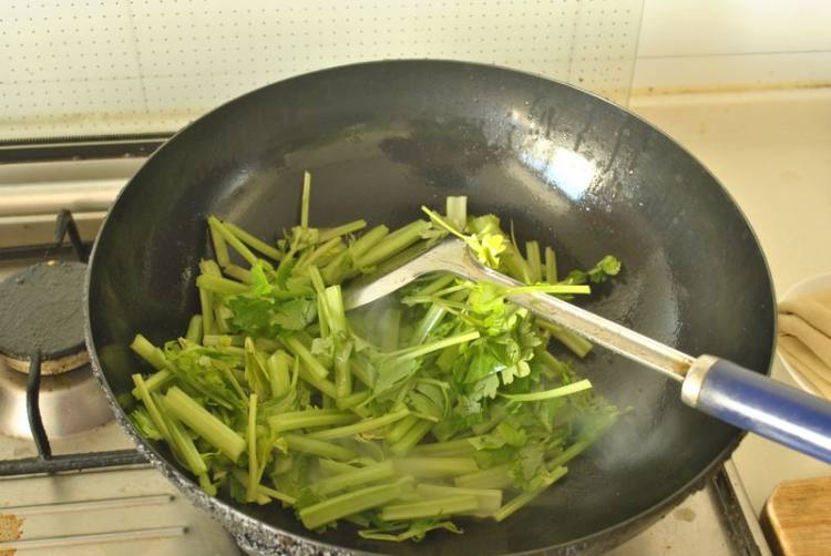 水芹菜炒香肠步骤3