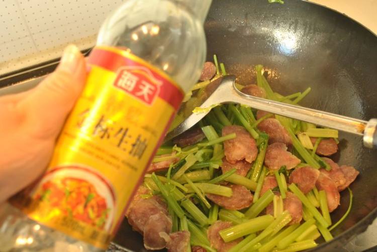 水芹菜炒香肠步骤6