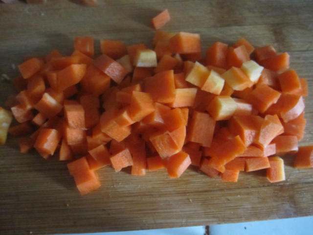 胡萝卜土豆洋葱香肠焖步骤2