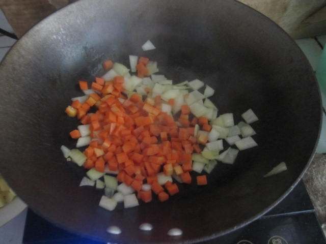 胡萝卜土豆洋葱香肠焖步骤7