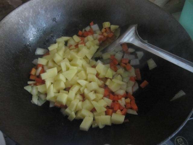 胡萝卜土豆洋葱香肠焖步骤8