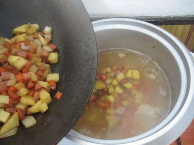 胡萝卜土豆洋葱香肠焖步骤14
