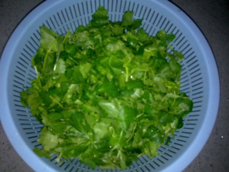 芹菜叶炒香肠步骤4