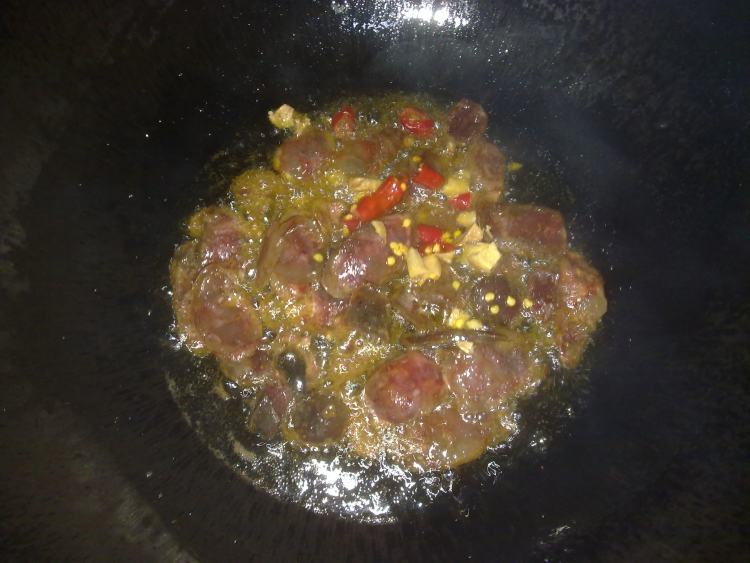 芹菜叶炒香肠步骤8
