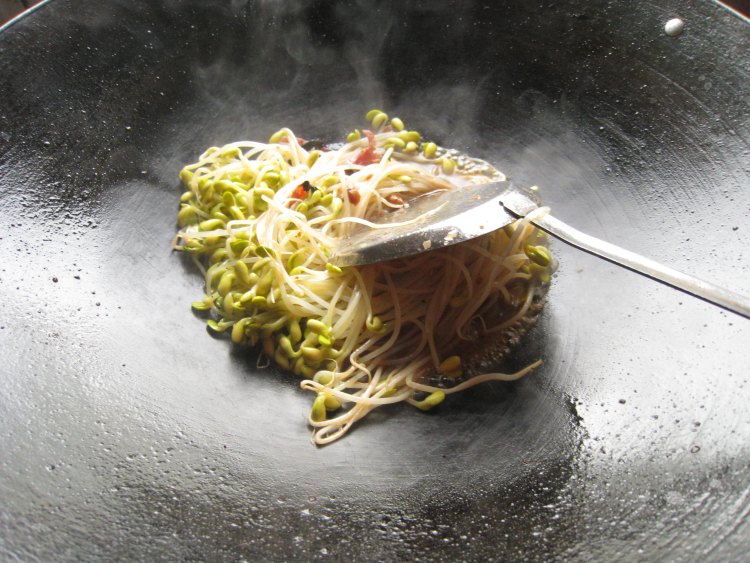 豆芽炒藕粉步骤7