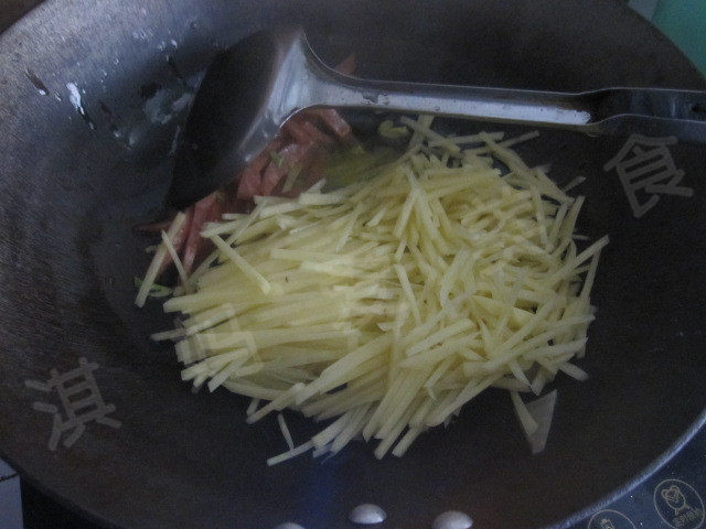 香肠土豆丝步骤6