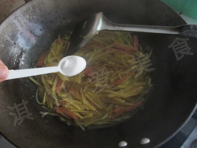 香肠土豆丝步骤10