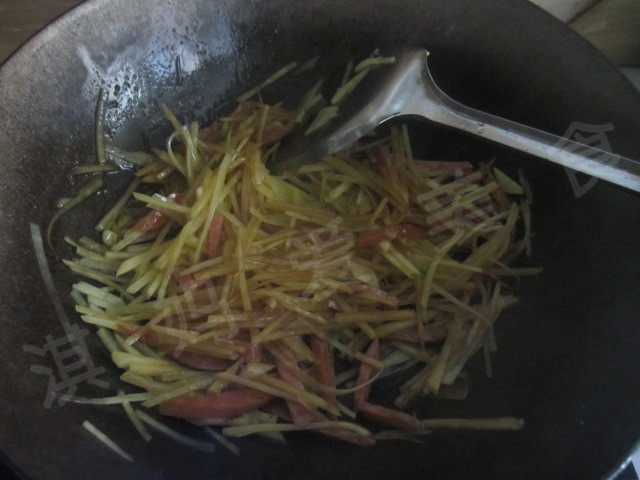 香肠土豆丝步骤8