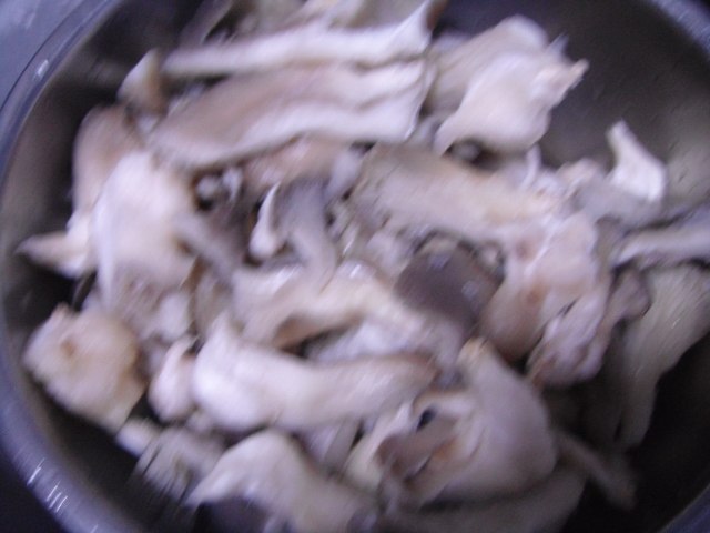 洋葱炒平菇步骤2