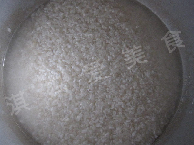 土豆香肠玉米粒焖饭步骤1
