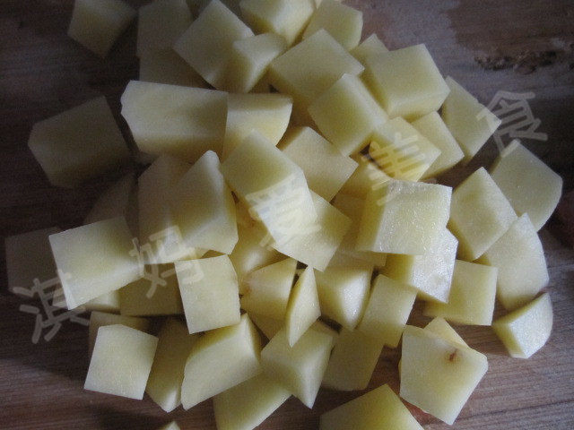 土豆香肠玉米粒焖饭步骤3