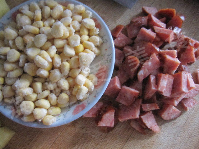 土豆香肠玉米粒焖饭步骤4
