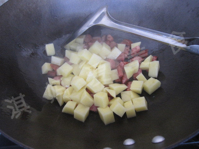 土豆香肠玉米粒焖饭步骤7